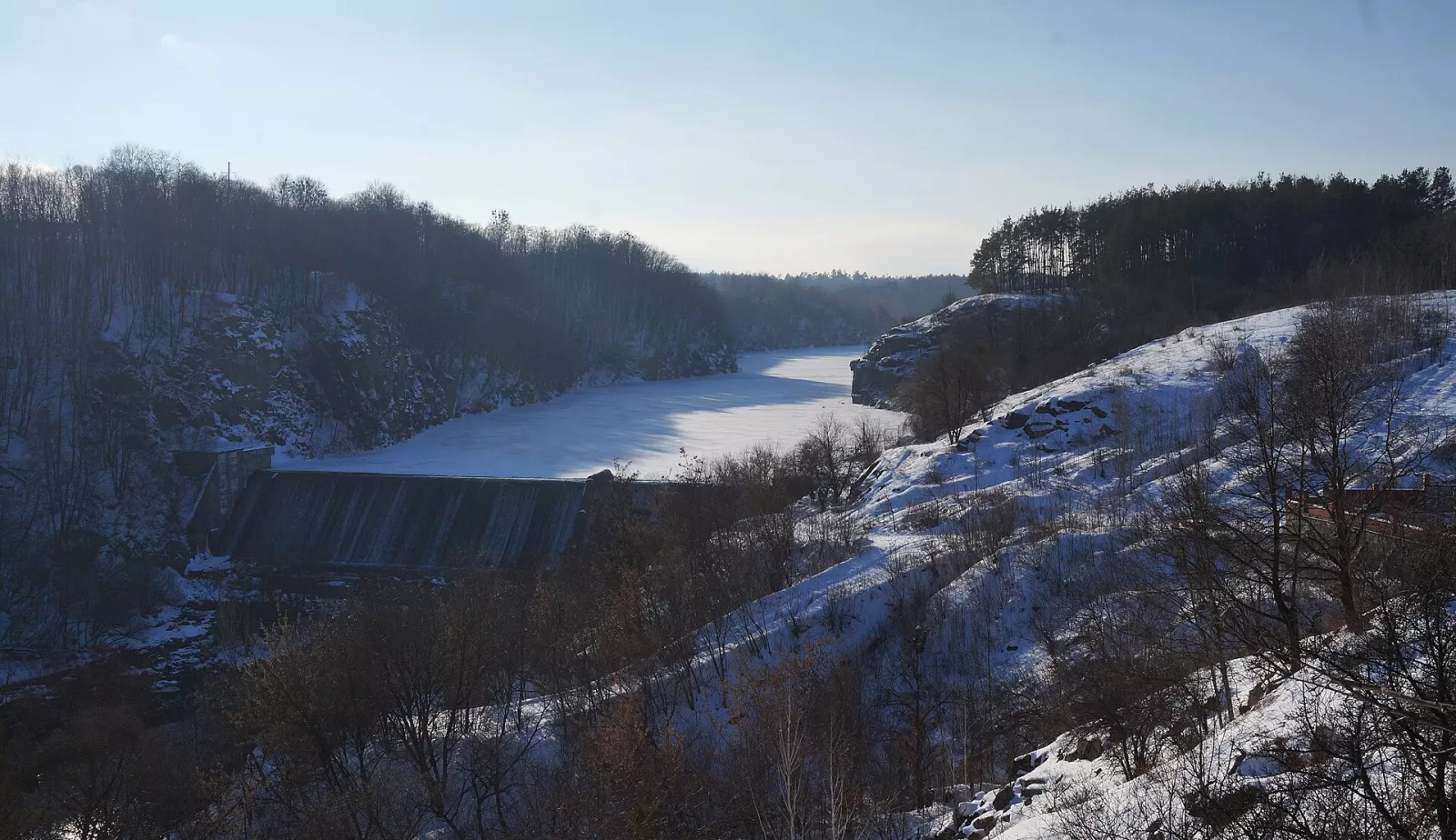 Замерзле Житомирське водосховище і скелі взимку