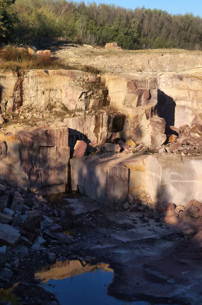 Лизниківський кар’єр: легендарне родовище червоного граніту в Україні