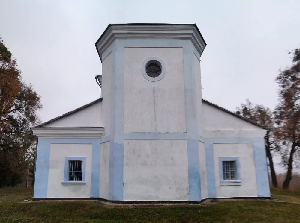 Main facade of the Lishchyn church with obelisks
