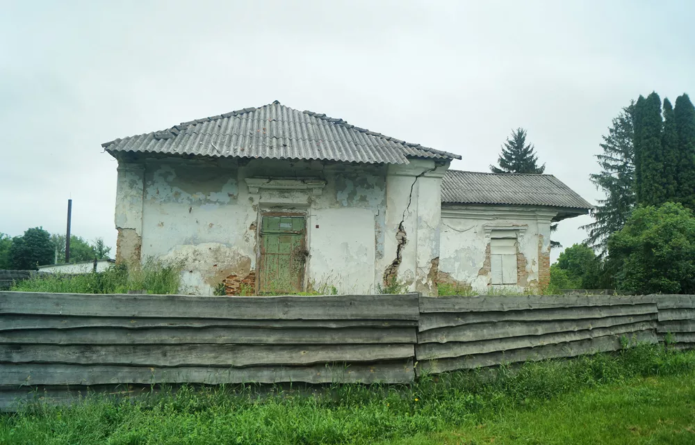 Side avant-corps of the palace in Lishchyn