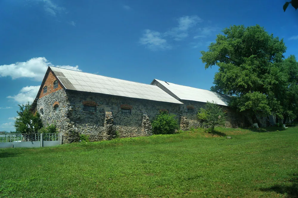 Holubjatyn: Steingebäude des Dorfes