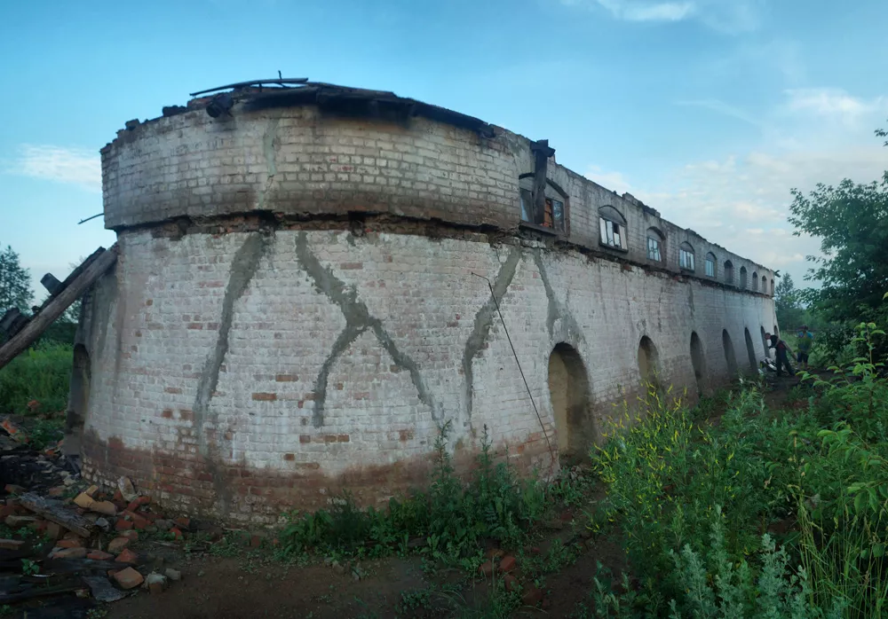 Ofen der alten Ziegelfabrik in Holubiwka