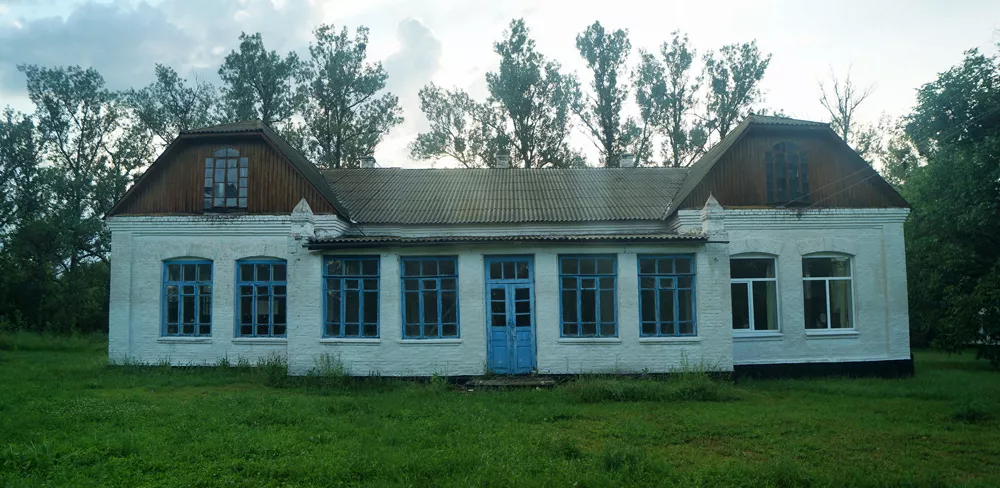 Schule in Holubiwka, Seitenfassade