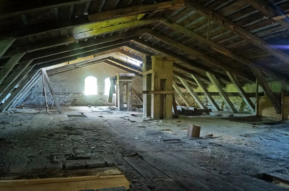 Wände der Wassermühle in Pawolotsch