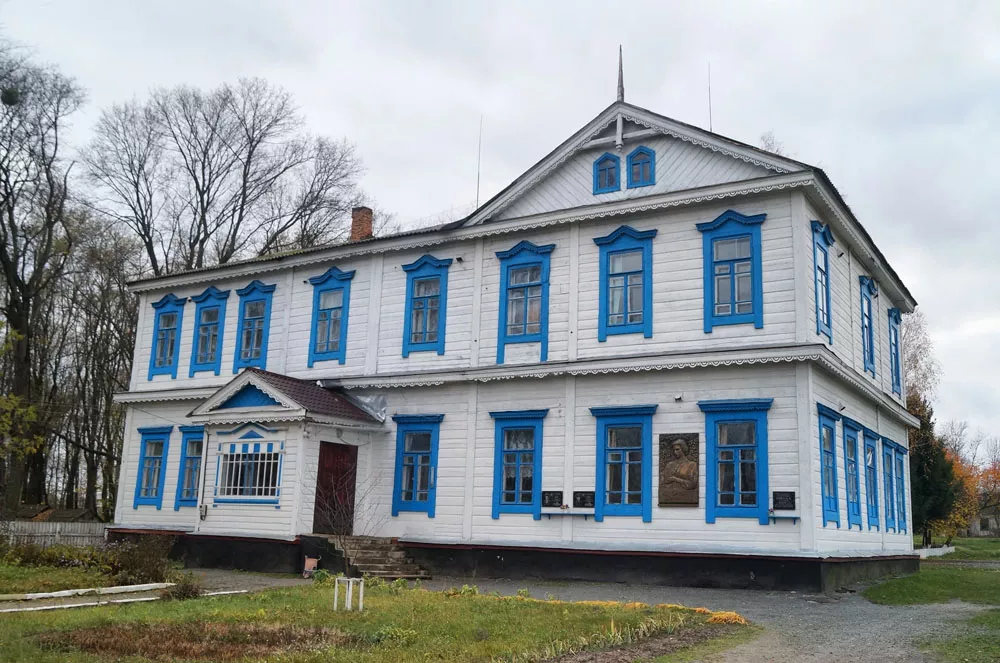 Hölzerne Schule aus dem Jahr 1903 in Stawky