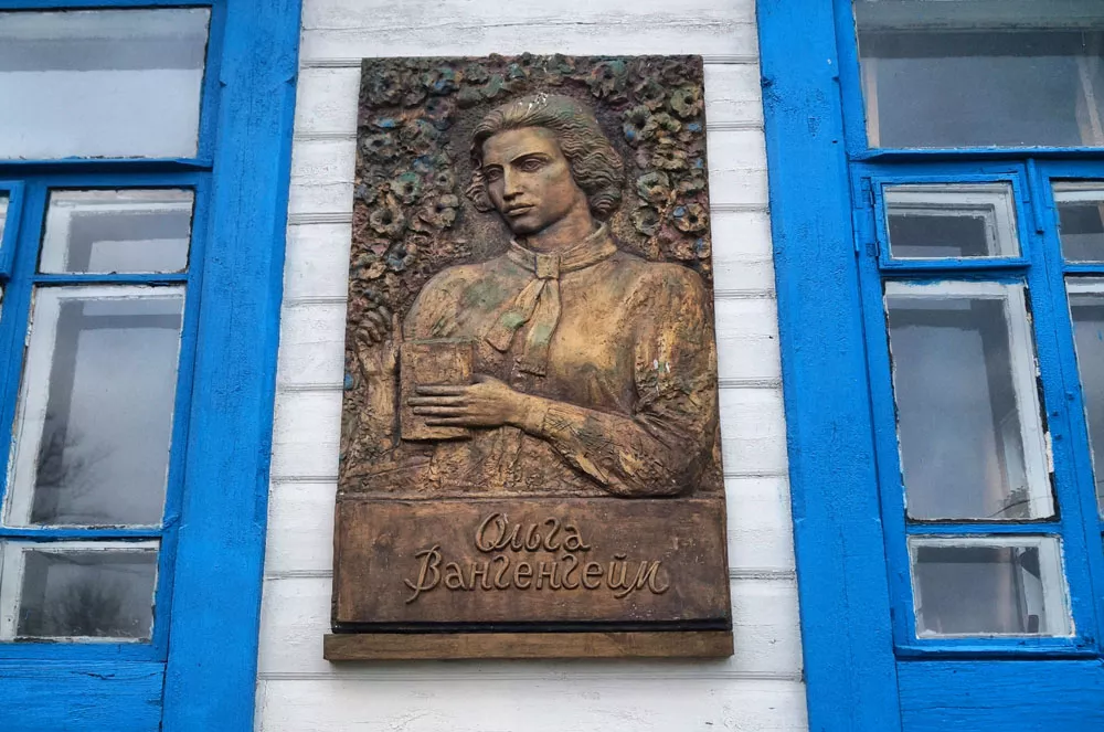 Zweistöckige hölzerne Schule in Stawky