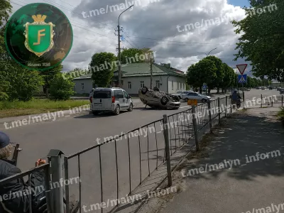 Аварія в Малині: після удару автомобіль перекинувся на перехресті