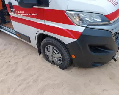 У Житомирі карета "швидкої" застрягла в піску, поки медики рятували потопельника