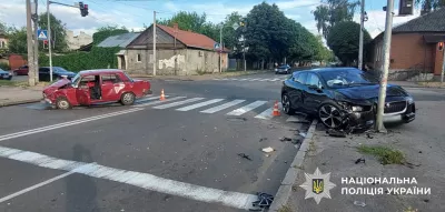 У Житомирі зіткнулися ВАЗ і Jaguar: 68-річний водій у реанімації