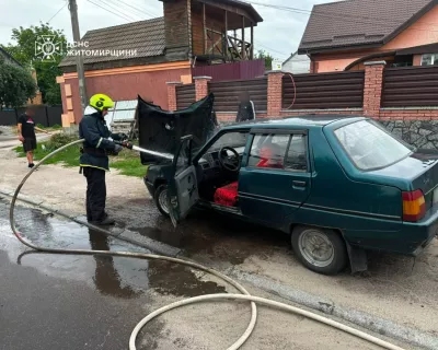 У Бердичеві під час руху загорівся легковик: водій намагався самотужки загасити вогонь