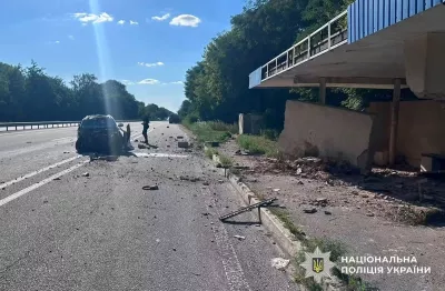 На Звягельщині Kia в’їхав у зупинку: четверо людей травмовані