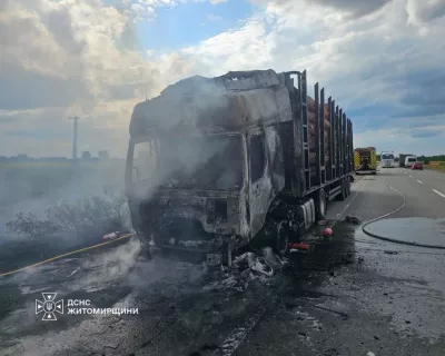 Під Коростенем під час руху загорілася вантажівка: водій у лікарні