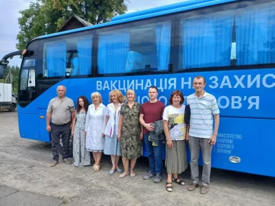 Медики перевірили мешканців Гранітного: міряли тиск, цукор та зробили щеплення