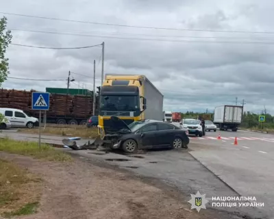 Біля Коростеня у ДТП травмувалися жінка та немовля: зіткнулися вантажівка і Toyota