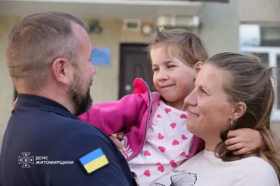 Рятувальник із Житомирщини повернувся з Харківщини та влаштував доньці сюрприз у садочку