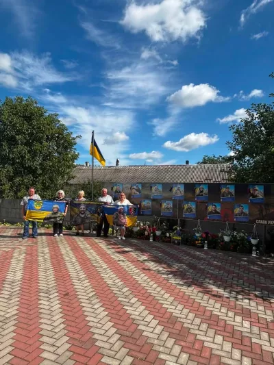 У Гранітному родини загиблих Героїв самі замінили прапори на Алеї пам’яті