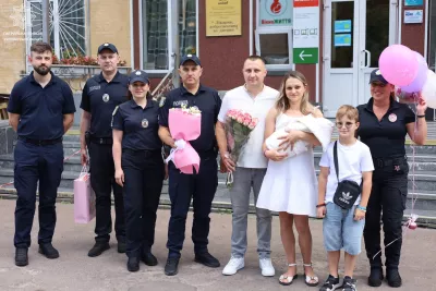 Житомирські патрульні привітали колегу з народженням донечки