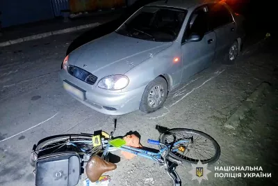 У Дубні водій Daewoo Lanos збив велосипедистку: жінка в лікарні