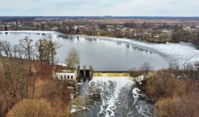 Немирівська ГЕС на річці Уж: гребля з водоспадом і будівля станції
