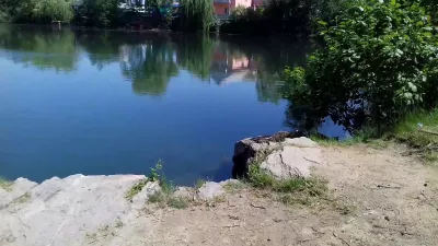 Кам'янистий берег Богунського кар'єру в Житомирі влітку