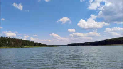 Корнинське водосховище серед лісу влітку