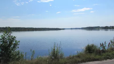 Широке плесо Відсічного водосховища біля Перлявки, вид з траси Н-03
