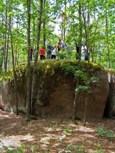 Геологічний заказник "Камінне село" привертає увагу туристів своєю загадковістю та природною красою