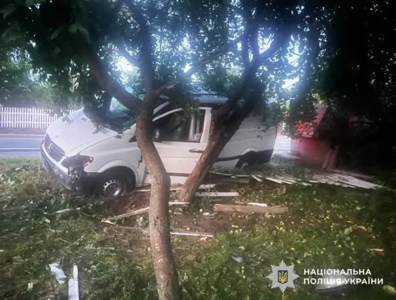 Поблизу Чуднова Mercedes вилетів з дороги та врізався в дерево