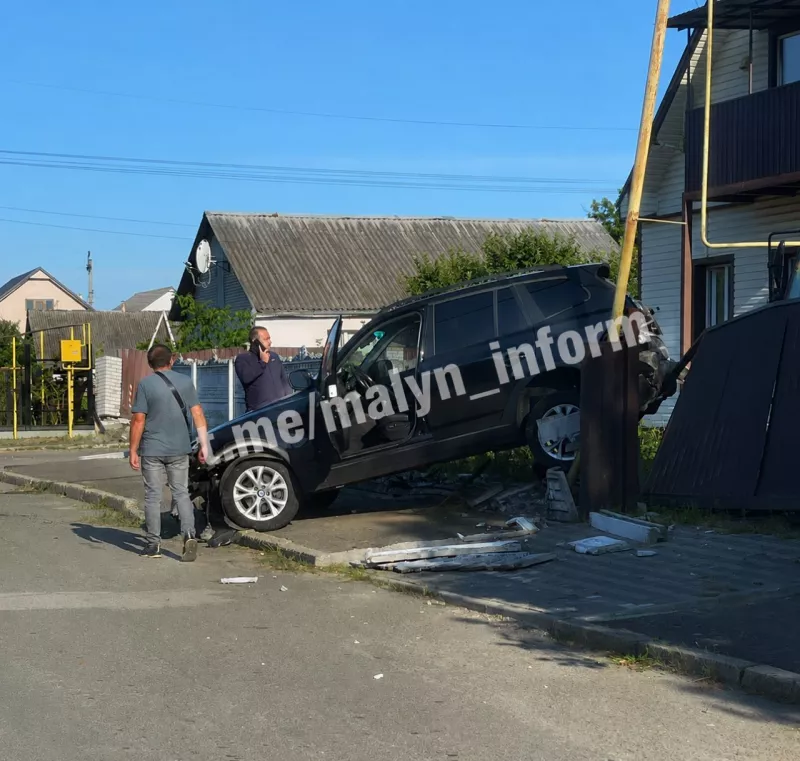 У Малині водій BMW двічі за ранок зніс паркан: після першої ДТП знову сів за кермо та врізався в газову трубу