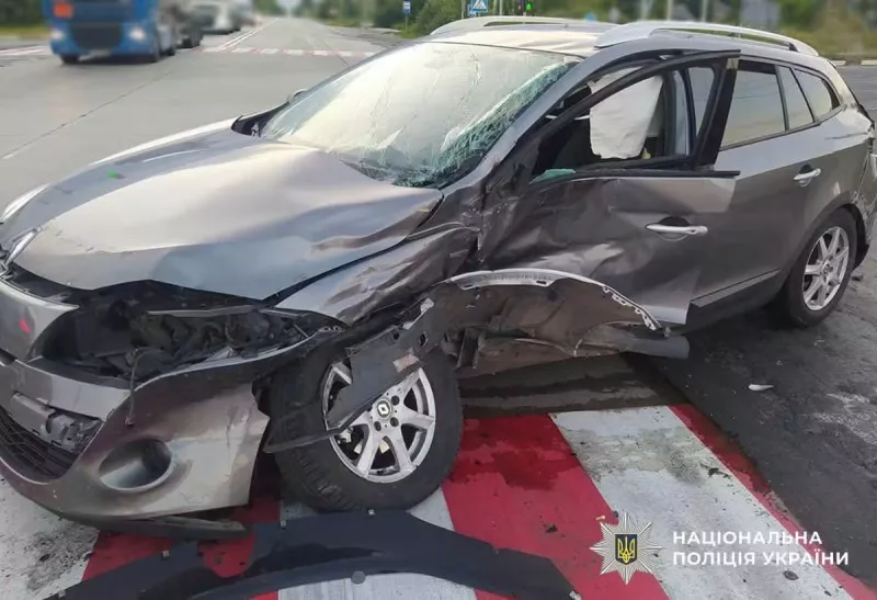 На в'їзді до Коростеня зіткнулися Kia та Renault: серед п'ятьох постраждалих — однорічна дитина