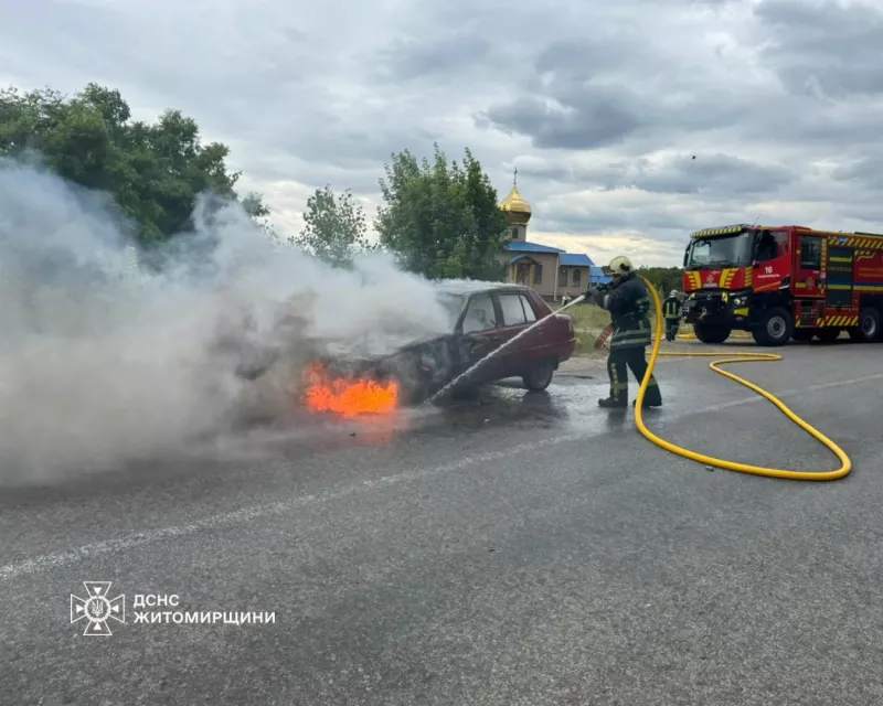 Під час руху загорівся автомобіль: на Житомирщині водійка вчасно помітила небезпеку