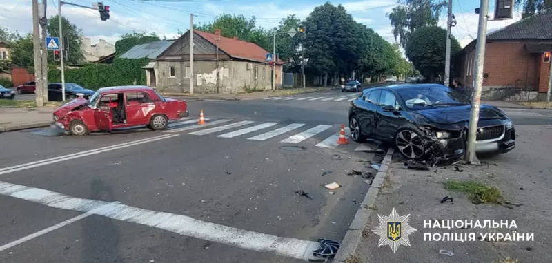 У Житомирі зіткнулися ВАЗ і Jaguar: 68-річний водій у реанімації
