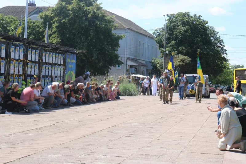 Радомишльська громада провела в останню путь Захисника України Олексія Розіна
