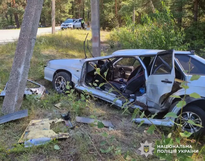 ВАЗ врізався в електроопору під Малином: двох пенсіонерів госпіталізували