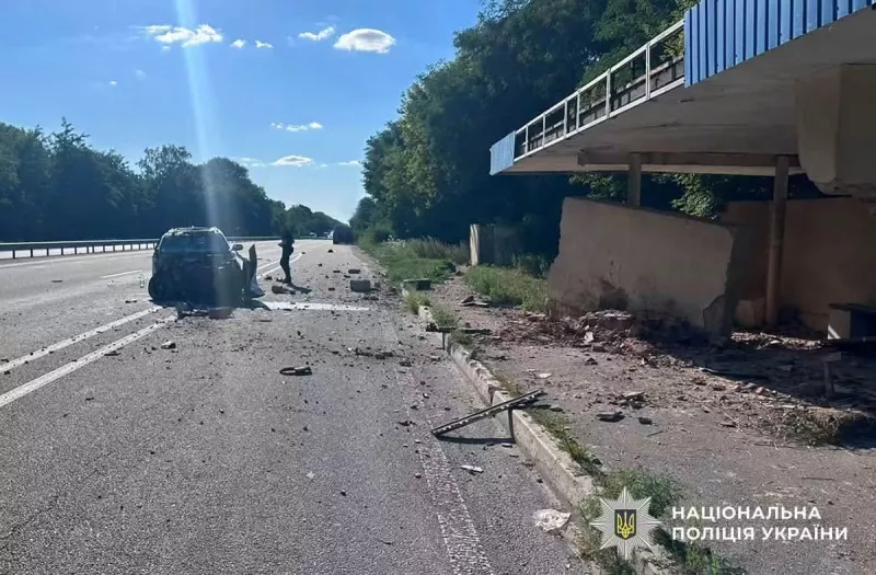 На Звягельщині Kia в’їхав у зупинку: четверо людей травмовані