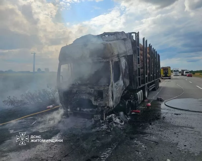 Під Коростенем під час руху загорілася вантажівка: водій у лікарні