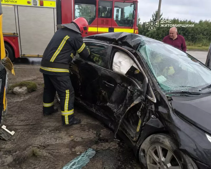 Біля Коростеня рятувальники вирізали жінку з понівеченого авто після ДТП