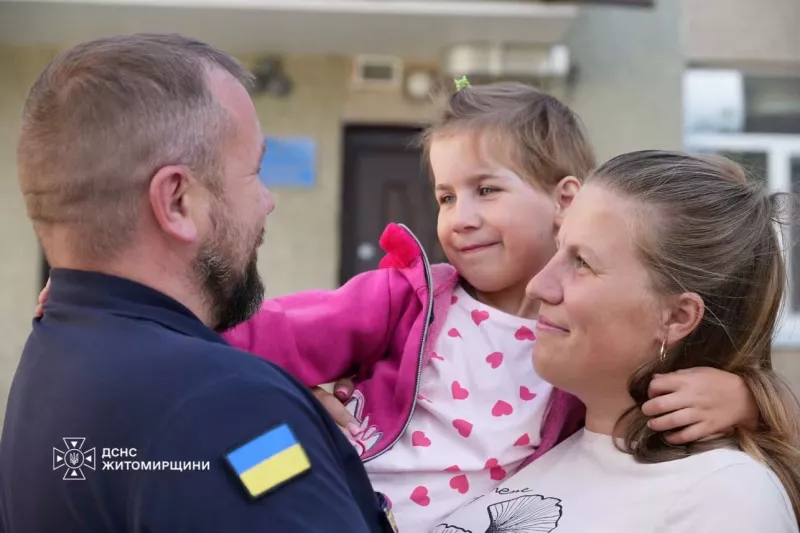 Рятувальник із Житомирщини повернувся з Харківщини та влаштував доньці сюрприз у садочку