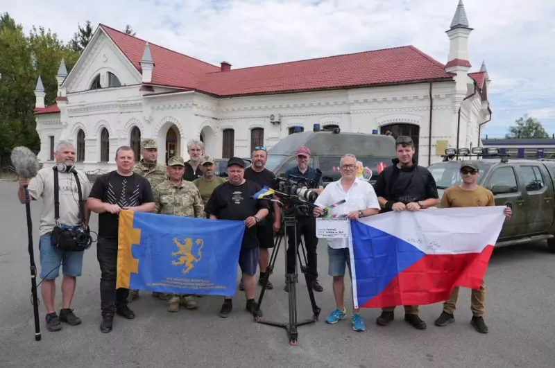 Ось унікальний варіант новинної статті з акцентом на **три автомобілі для військових, допомогу з Чехії та 30 маскувальних сіток**.  # Три автомобілі для військових та кошти на 30 маскувальних сіток: Малинівка отримала міжнародну підтримку  **До Малинівки завітали представники чеського телебачення разом із родиною Мазник, яка понад три десятиліття тому переїхала до Чехії, але не припинила підтримувати Україну та її захисників. Цього разу гості привезли значну допомогу для військових.**  Про це повідомили на 