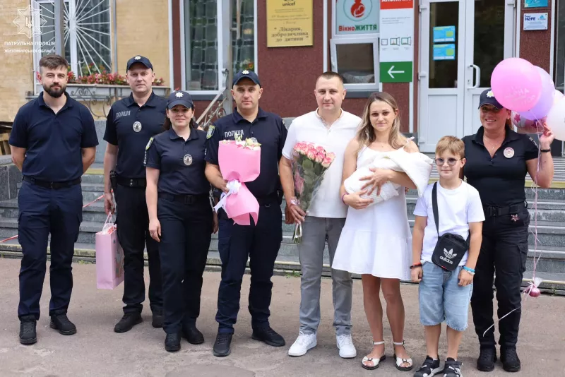 Житомирські патрульні привітали колегу з народженням донечки