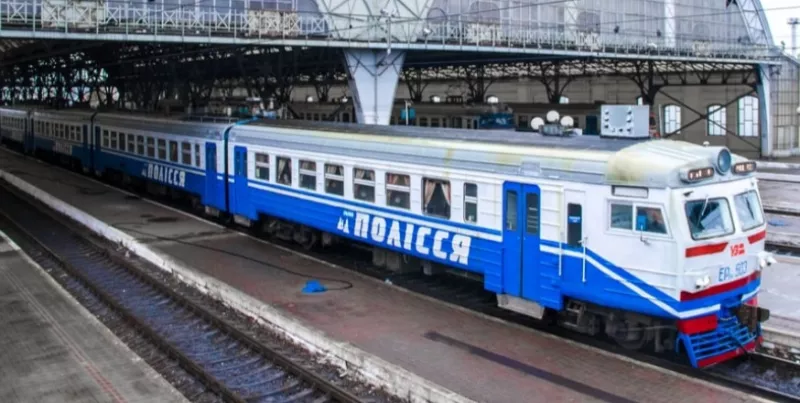 Розклад поїздів далекого прямування через станцію Рівне