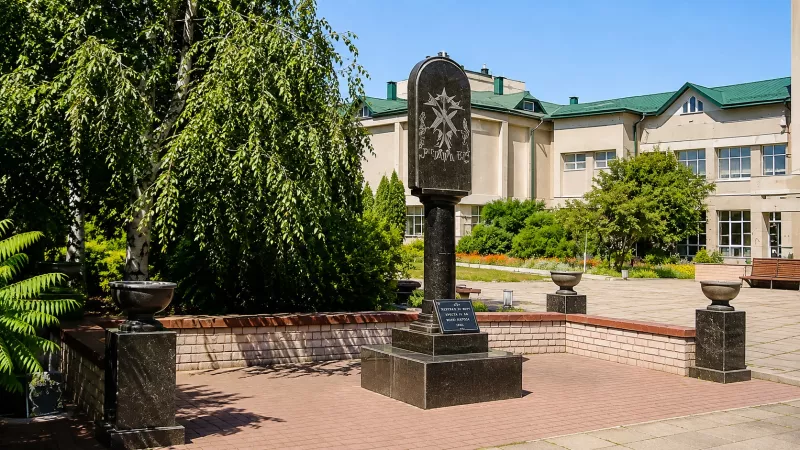 Пам’ятник першій вчительці у Житомирі: історія скульптури на території університету