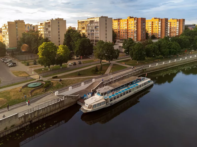 Прогулянковий теплохід біля набережної Піни в Пінську