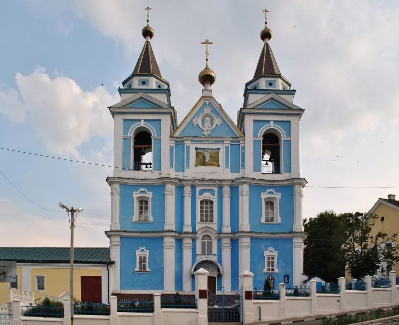 Блакитна церква Святого Михаїла з двома вежами в Мозирі
