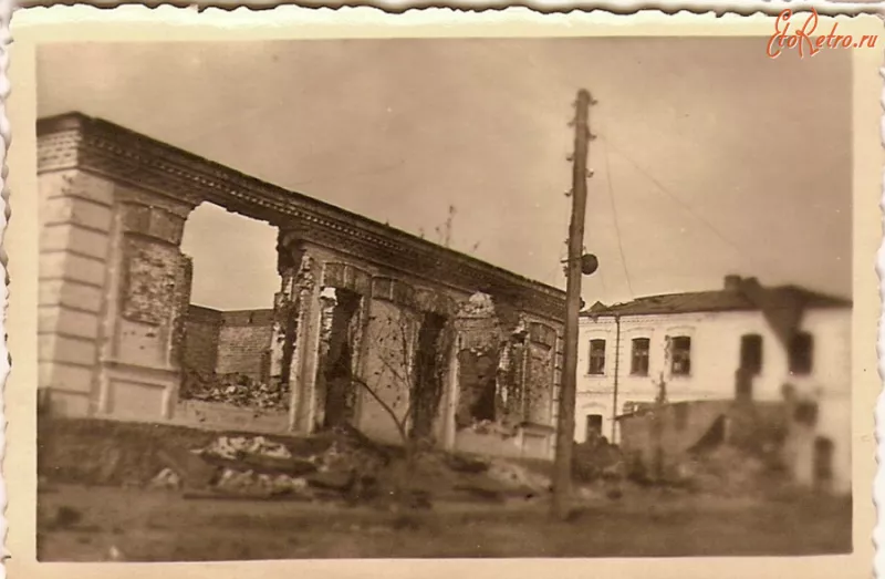 Руїни будинку з колонами в центрі Малина, 1941