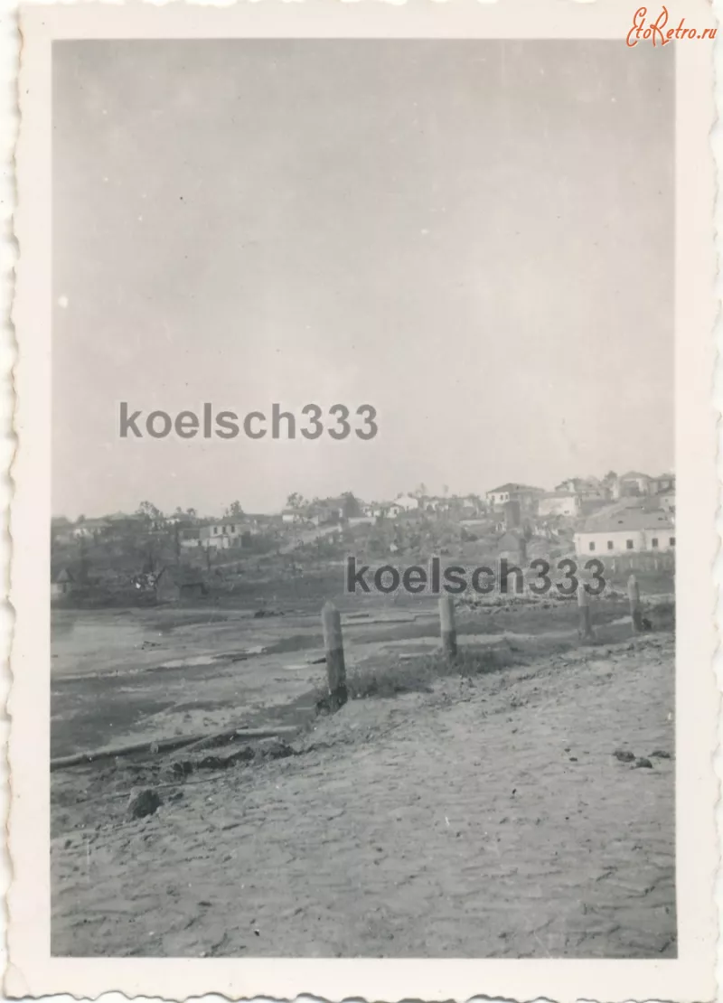 Вид з річки на місто на пагорбі, 1941