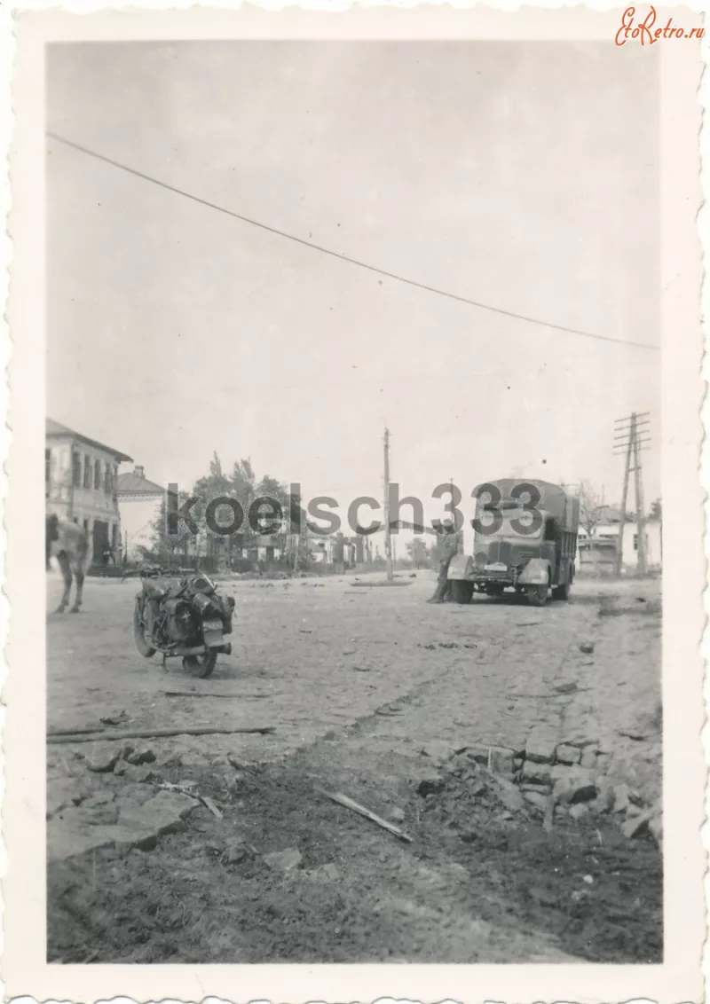 Мотоцикл і вантажівка на бруківці, 1941