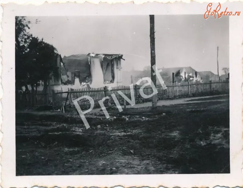 Палає будинок за парканом, 1941