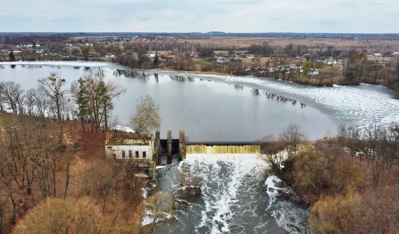 Немирівська ГЕС на річці Уж: гребля з водоспадом і будівля станції