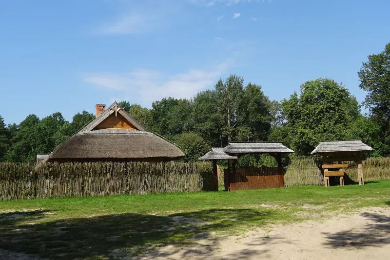 Хата під стріхою й плетений тин у садибі «Поліське село» біля Витичного